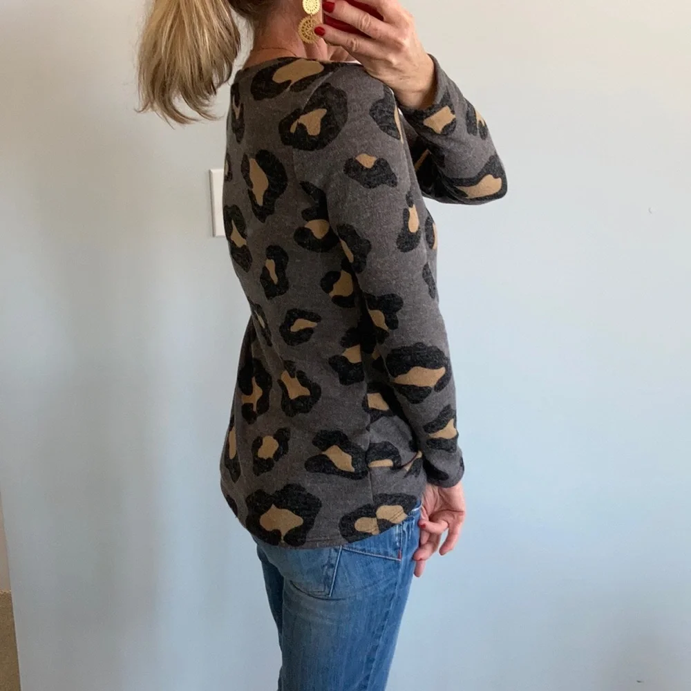 🚫SOLD🚫Leopard Print, Side Twist Tunic Top - Picture 5 of 9